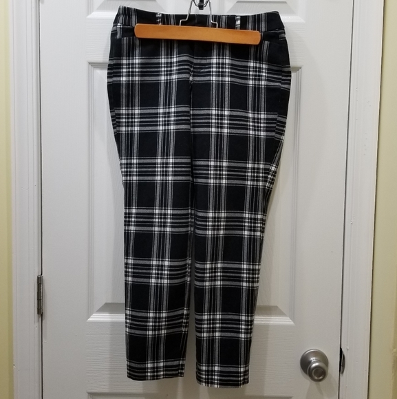 Old Navy Pants - 🍓3/$20 Old Navy plaid Pixie pants